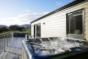 Castlehill cabin with a hot tub